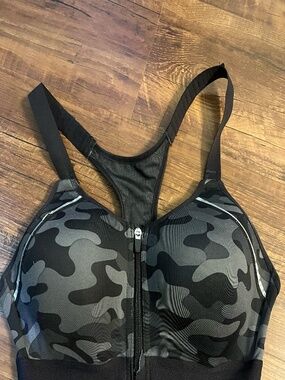 Front zip sports bra